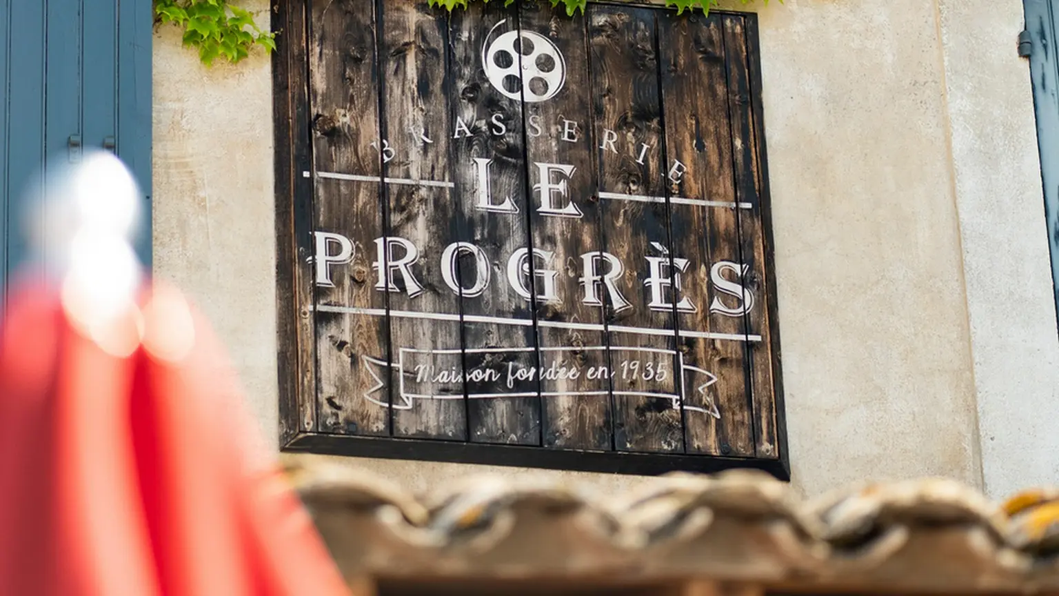 Brasserie Le Progrès in Eygalières Signboard