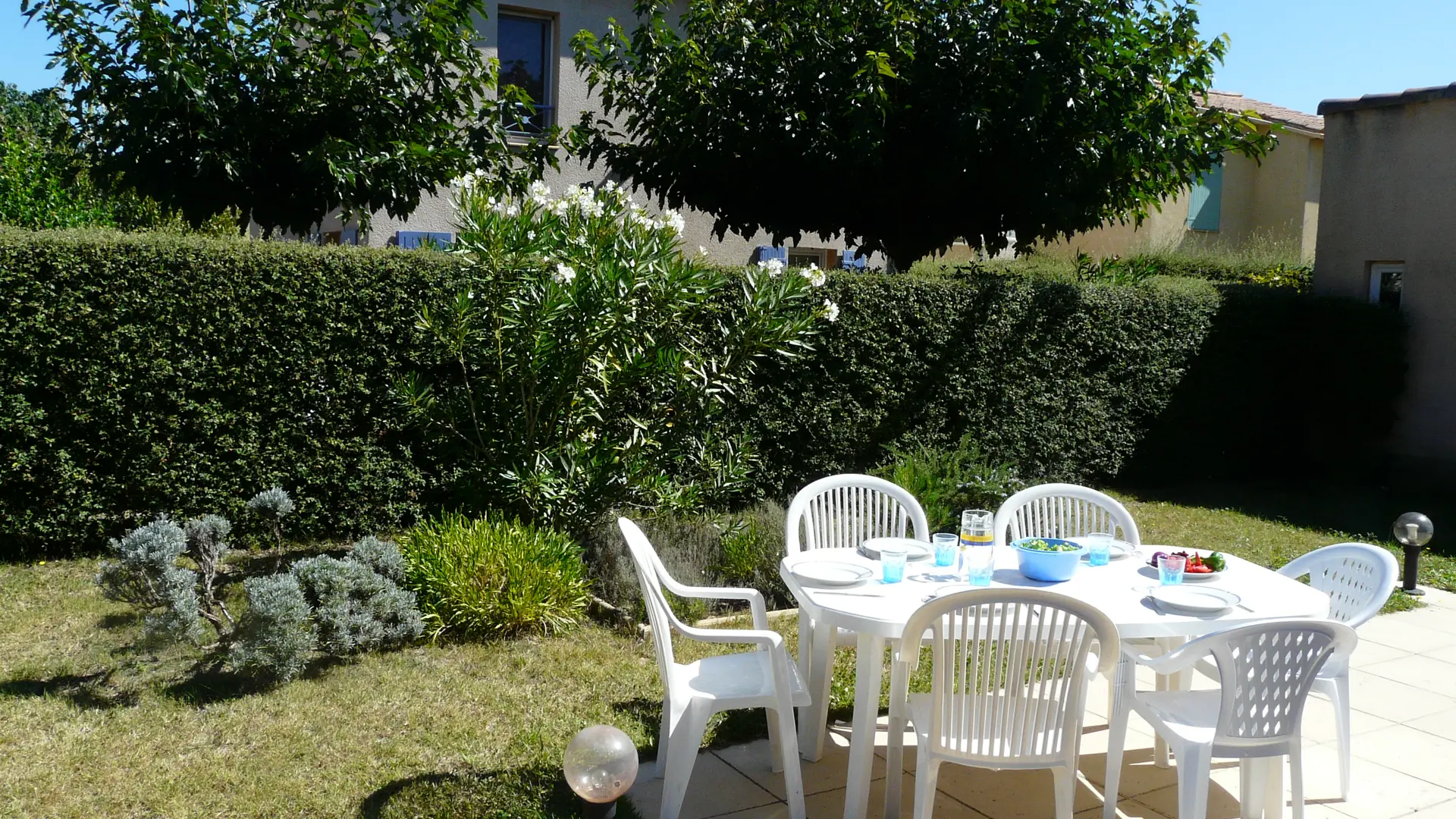 jardin et table  de la terrasse