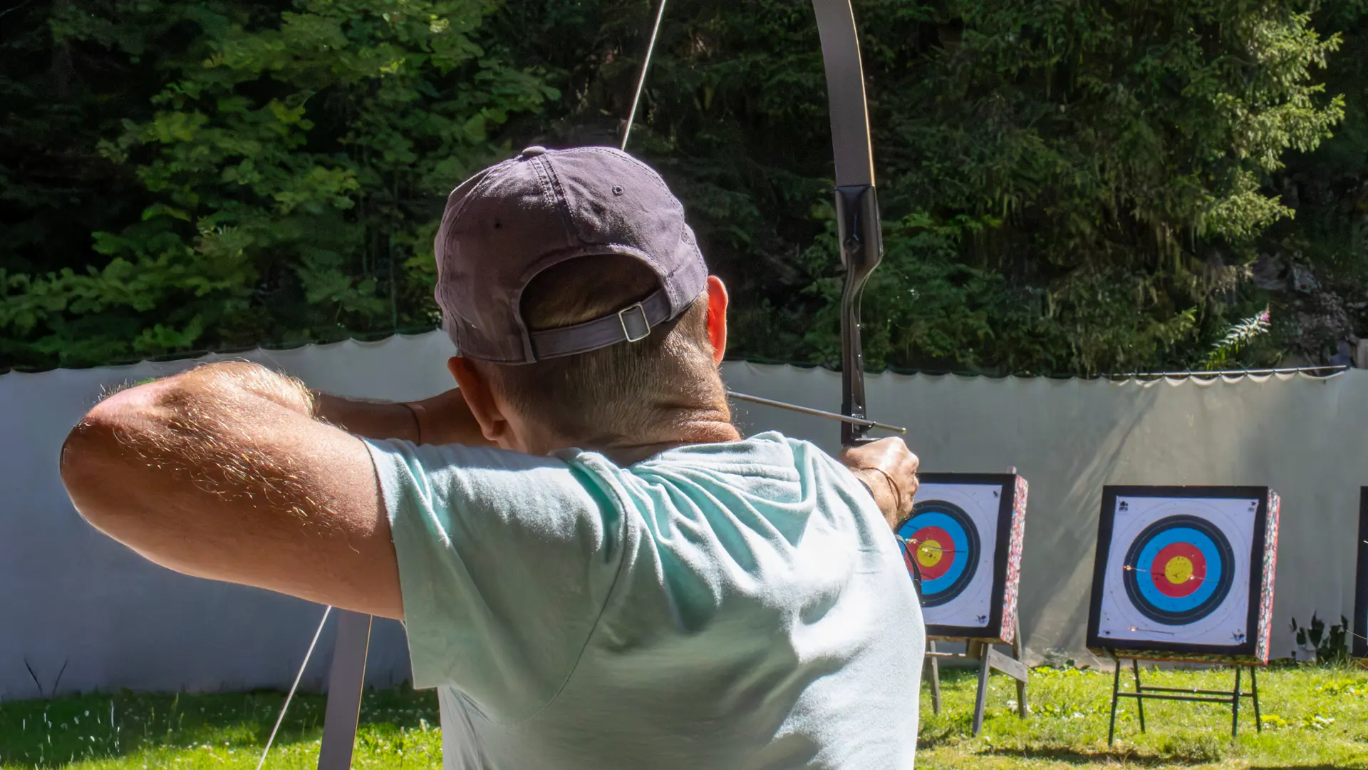 Personne qui est prêt à tirer dans la cible