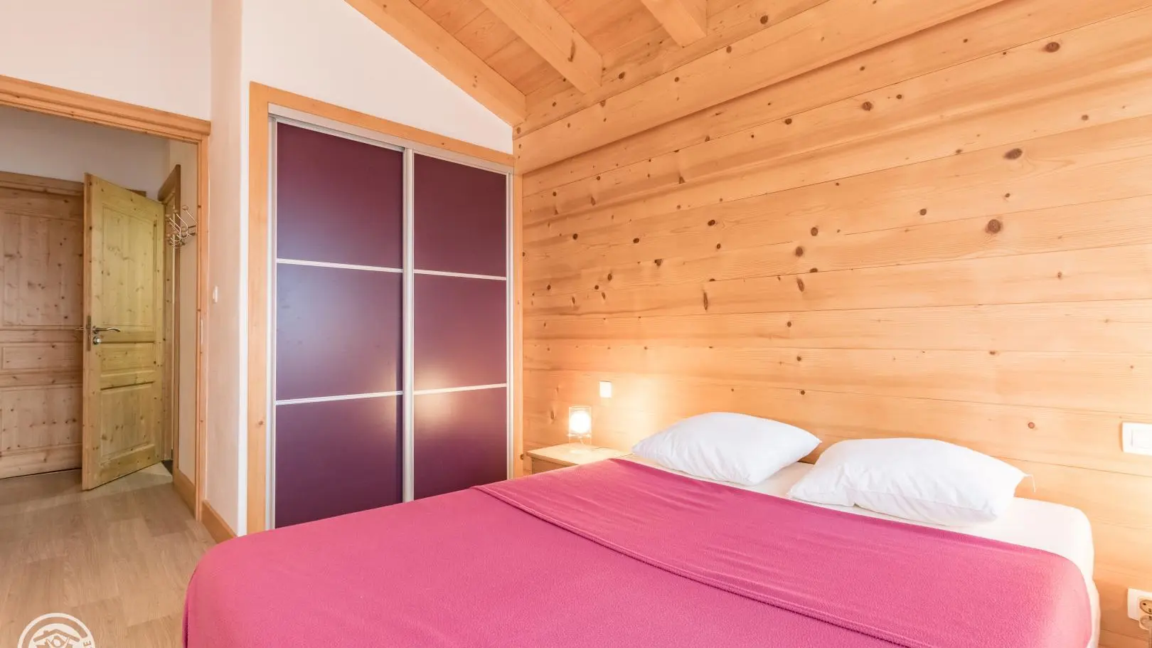 chambre 1 avec lit double de 140x190cm