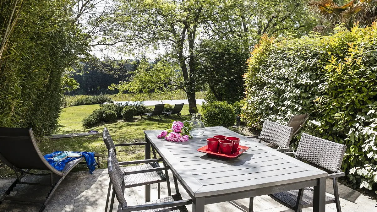 La terrasse avec vue sur le jardin