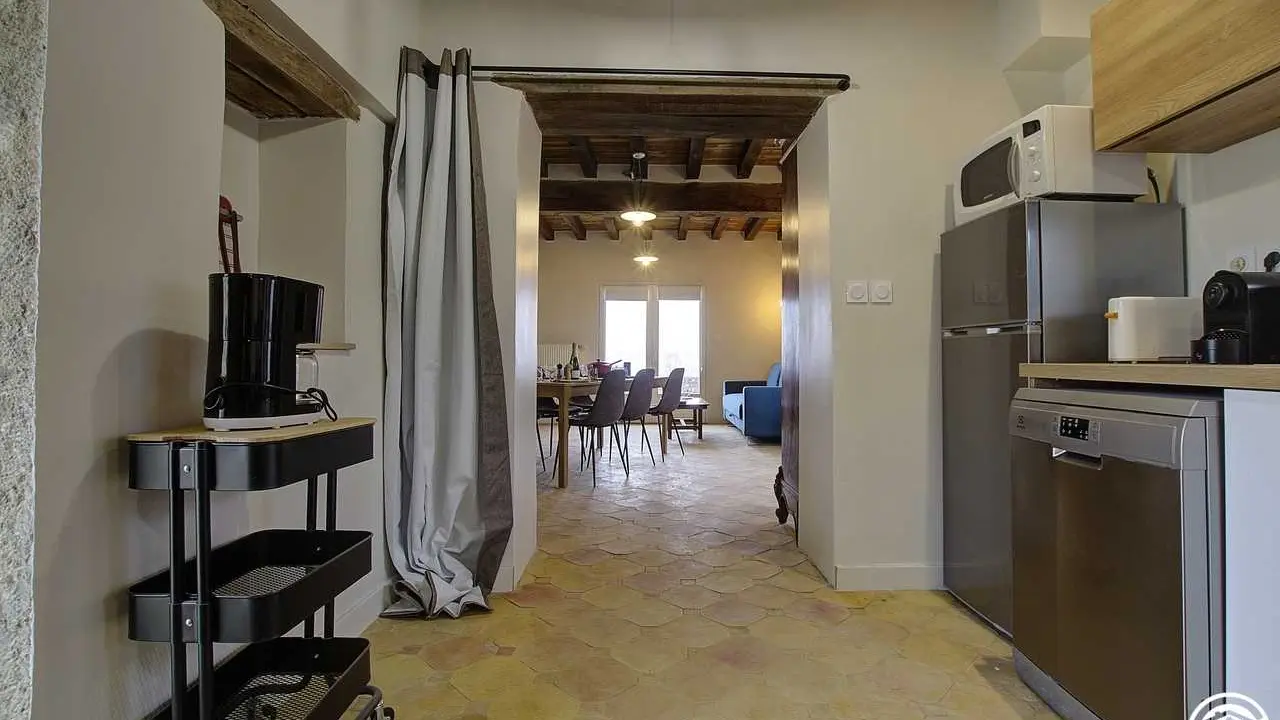 Depuis la cuisine - vue sur le séjour, la terrasse, le Grand Marais