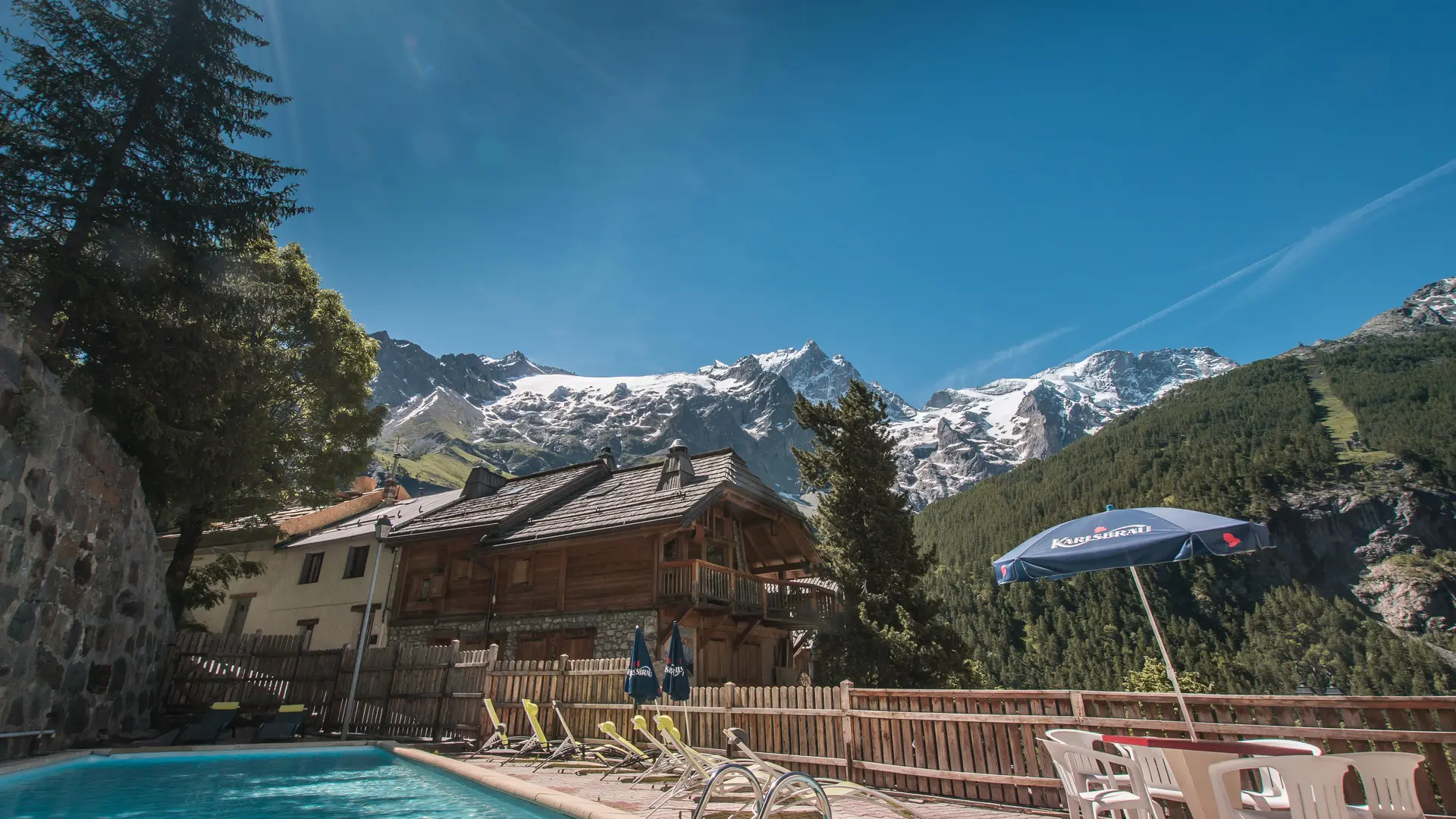 Vue depuis la piscine de l'hôtel