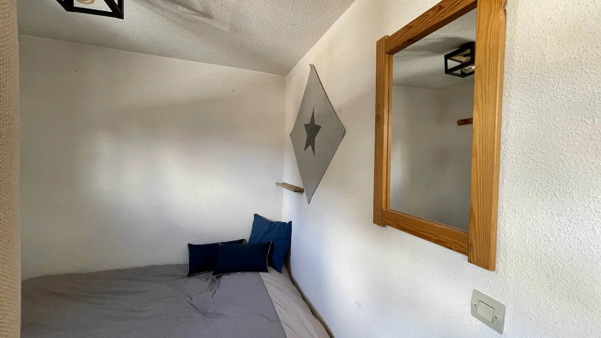 Coin nuit avec son lit double, miroir