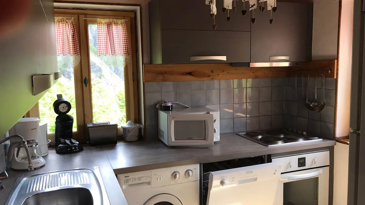 Cuisine lumineuse toute équipée, plaques électriques, fenêtre