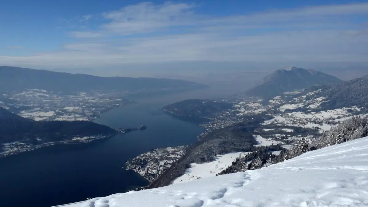 Vue sur le lac en hiver depuis le Col de la Forclaz
