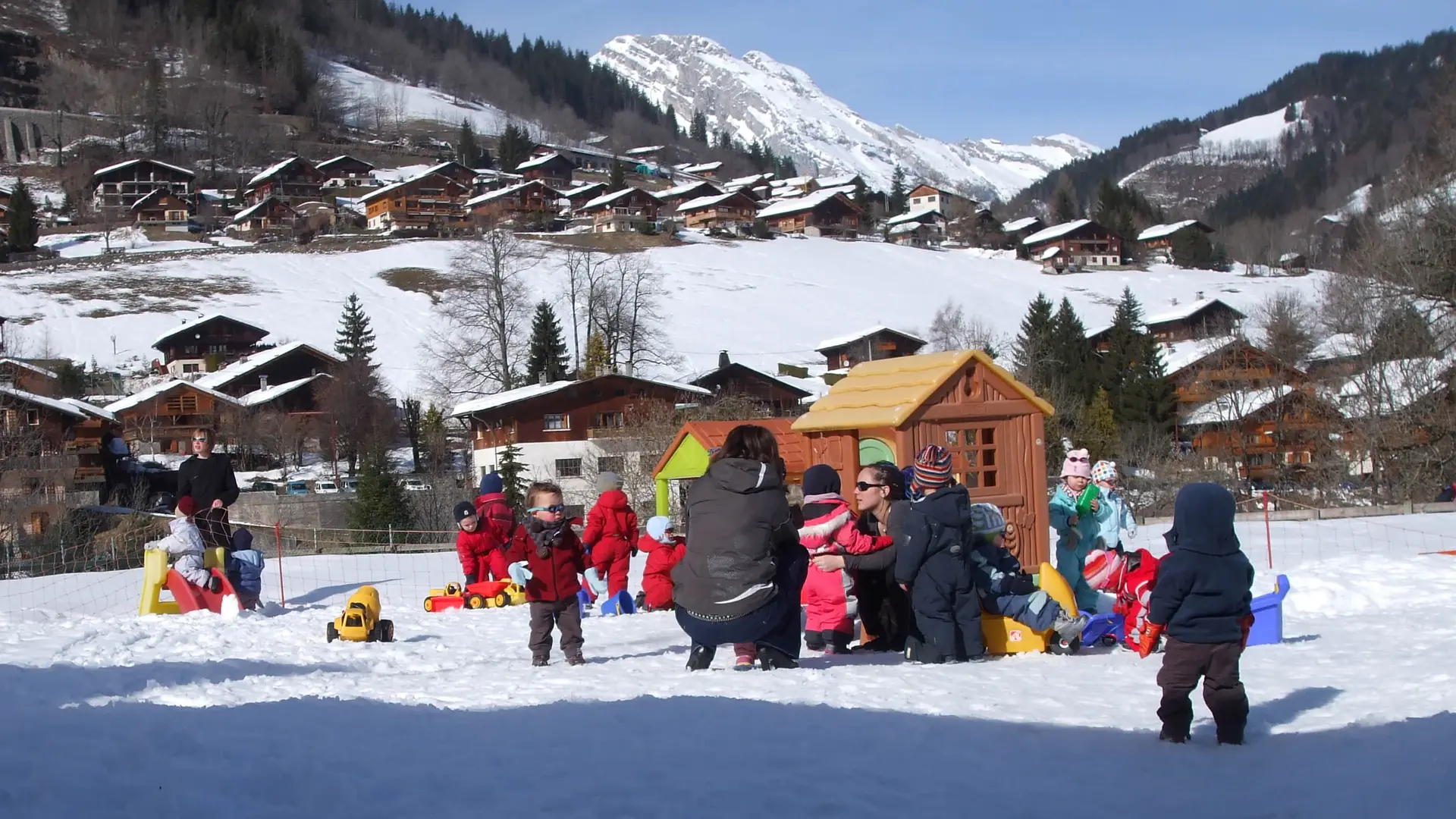 Jardin d'hiver à la crèche du Grand-Bornand