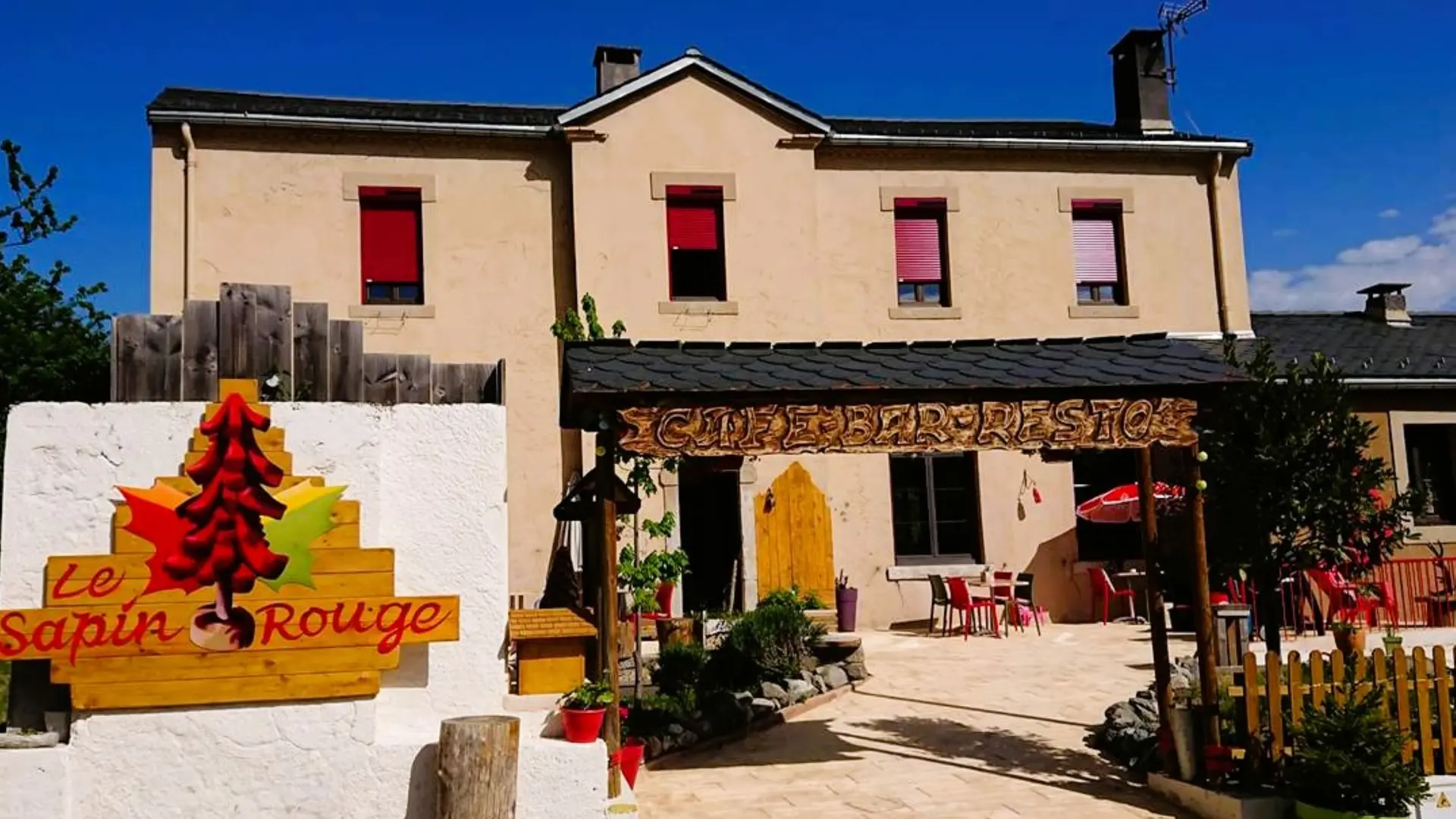 Façade Le Sapin Rouge