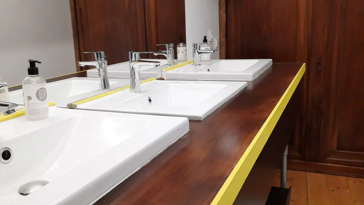 Salle douche et lavabos