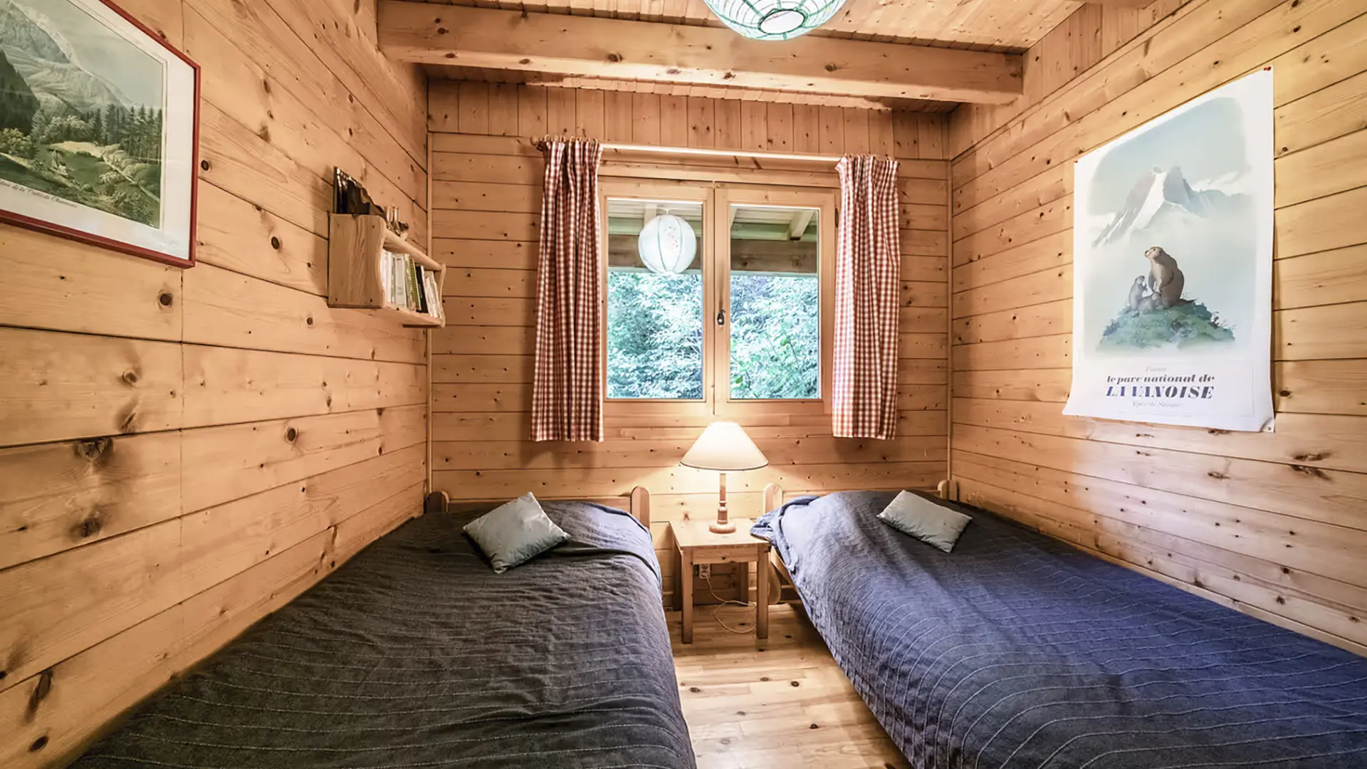 Chambre avec deux lits simples, fenêtre