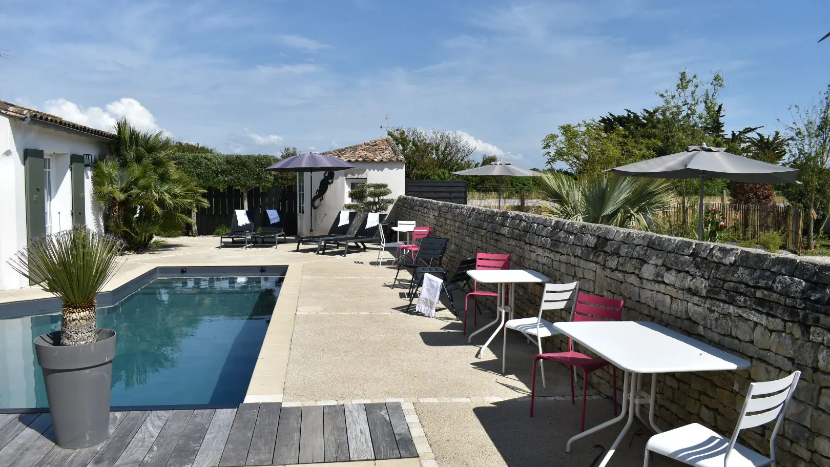 Espace détente et piscine extérieure chauffée