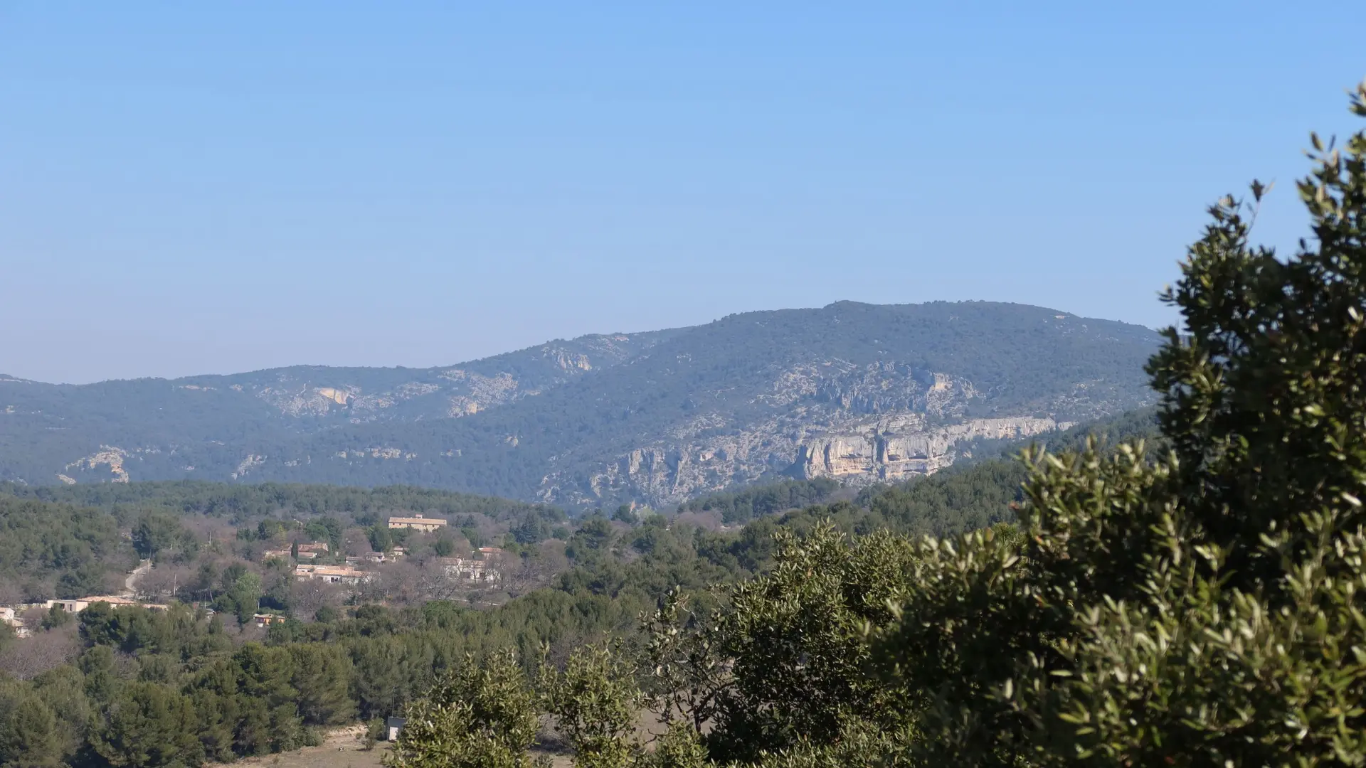 Vue sur les collines depuis le sentier