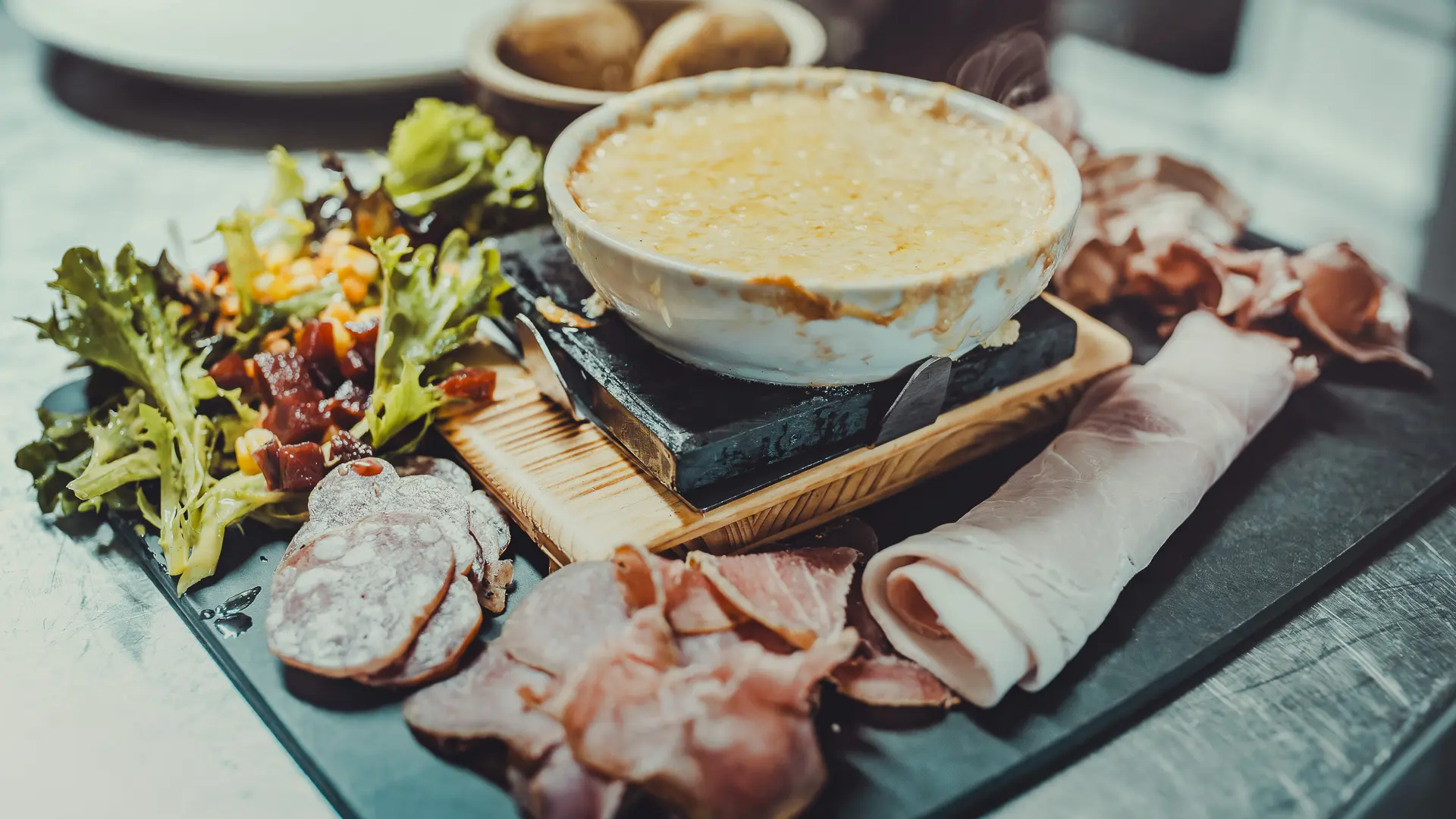 Berthoud avec salade et charcuterie