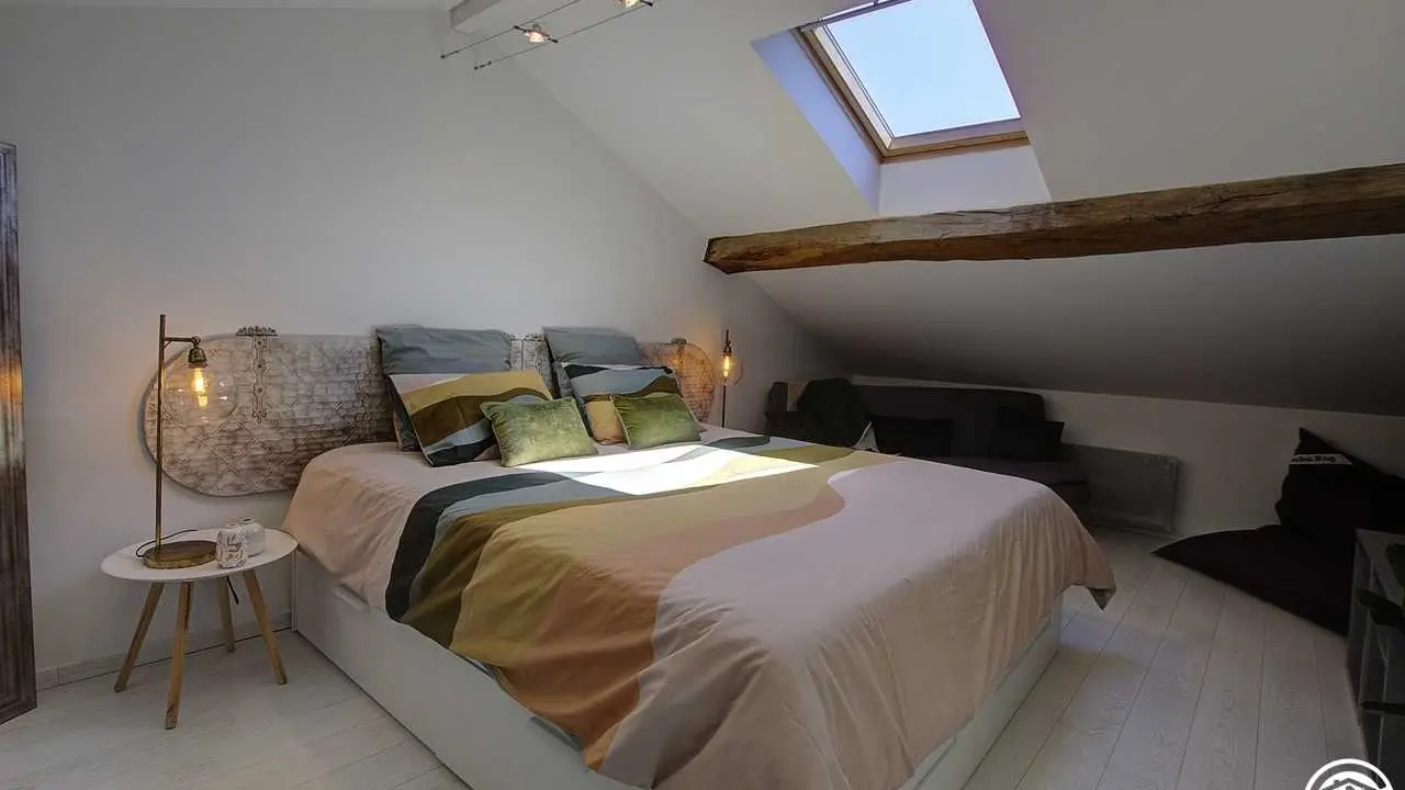 Chambre 2 mansardée, confortable avec beaucoup de charme à disposer comme vous préférez, ici lit double en 180 cm