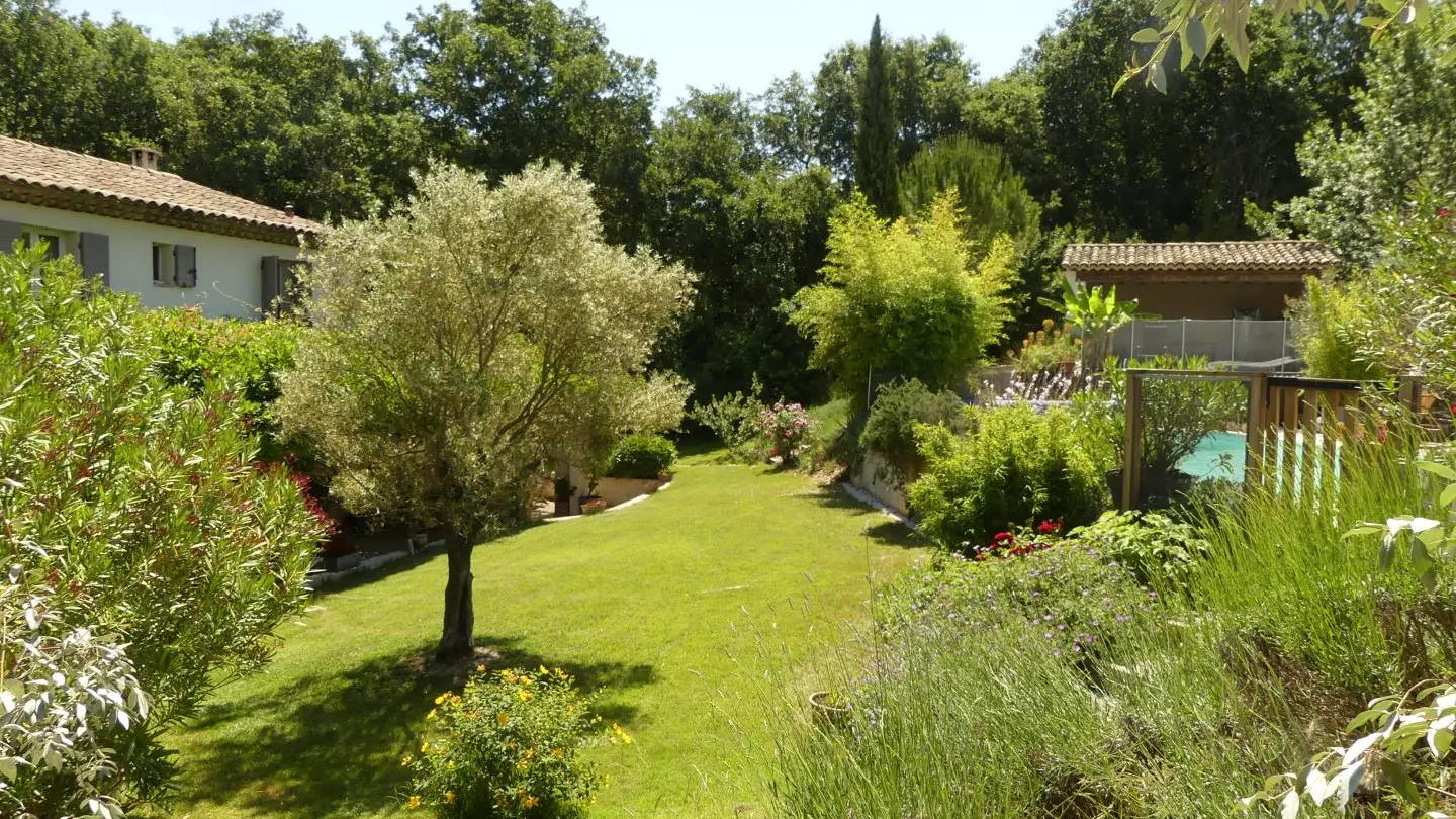 jardin Mas du Biaou et la piscine sur la droite