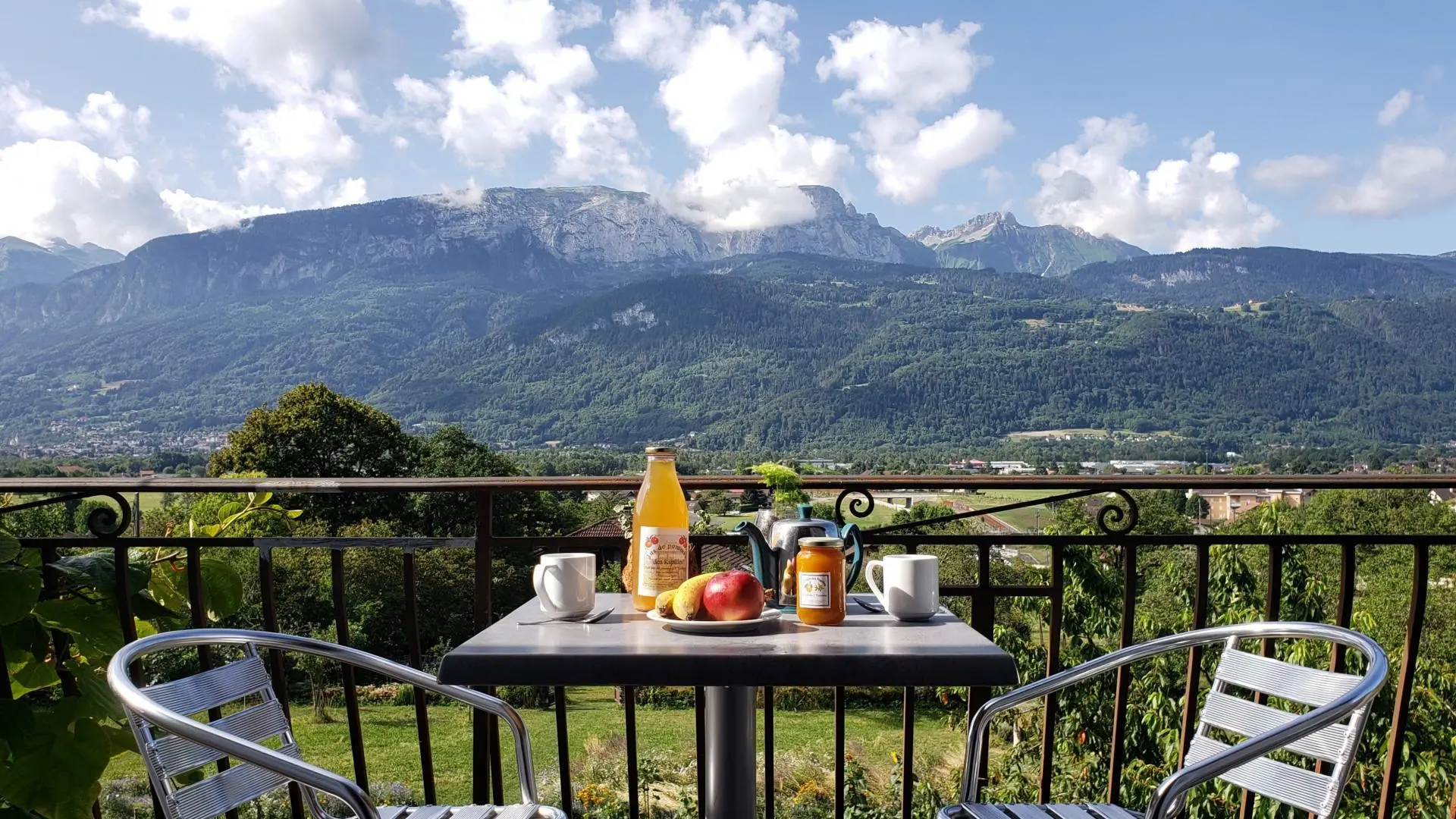 Le balcon avec la vue sur les montagnes et le potager