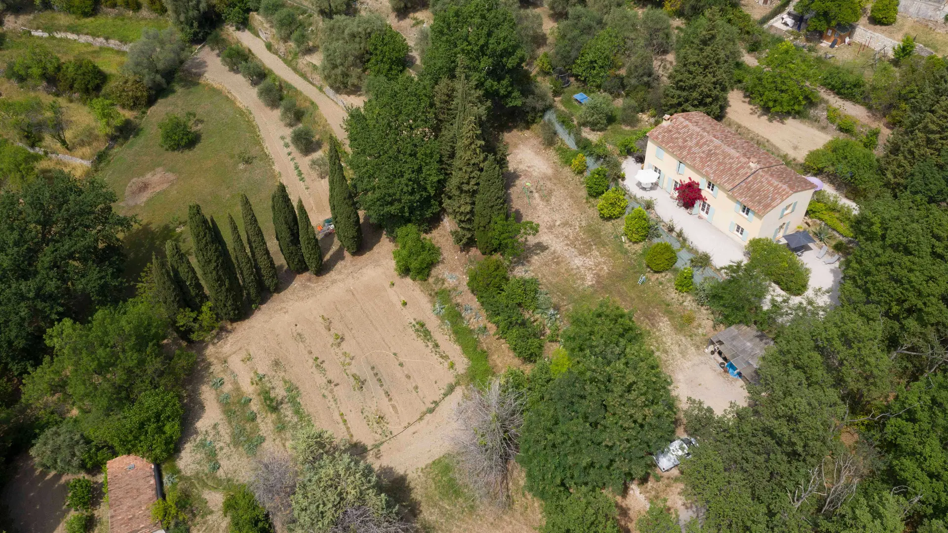 Vue aérienne de la propriété dans son ensemble