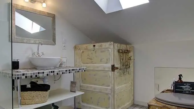 la salle de douche du 2ème niveau, campagnarde, pratique et écologique avec ses toilettes sèches