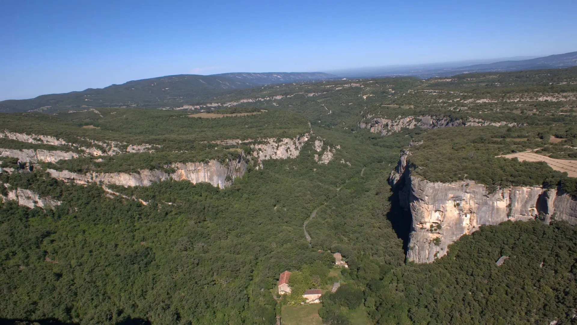 Falaise de l'Aiguebrun, plateau des Claparèdes et Petit Luberon