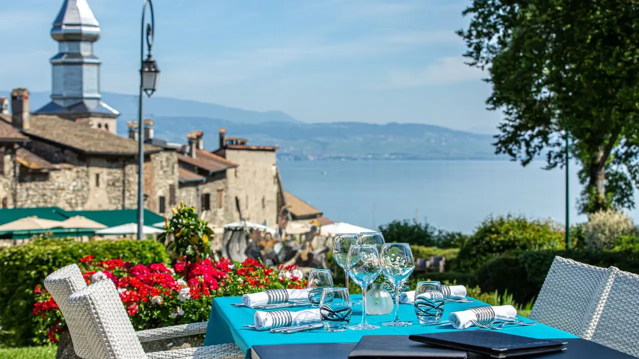 Restaurant/ terrasse avec vue sur le lac