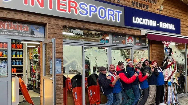 L'équipe devant le magasin