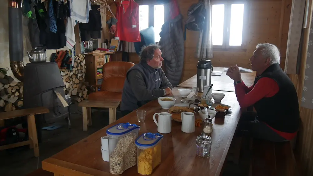 Petit déjeuner tranquille au refuge...