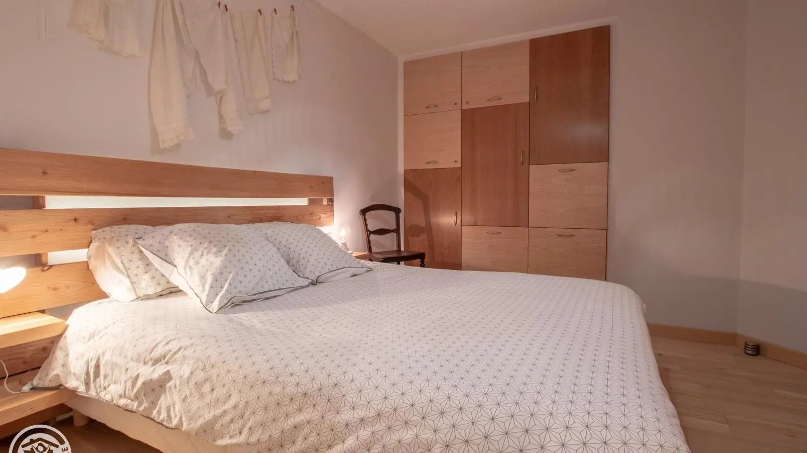 Les placards et la tête de lit lumineuse réalisés par le propriétaire ébéniste