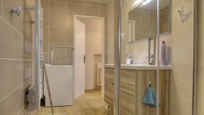 Salle de bain à l'étage : wc caché derrière la douche à l 'italienne