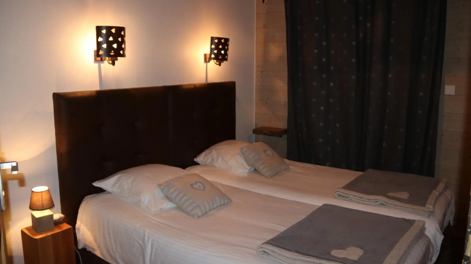 Chambre 2 lits 90*200 pouvant former 1 lit double + TV