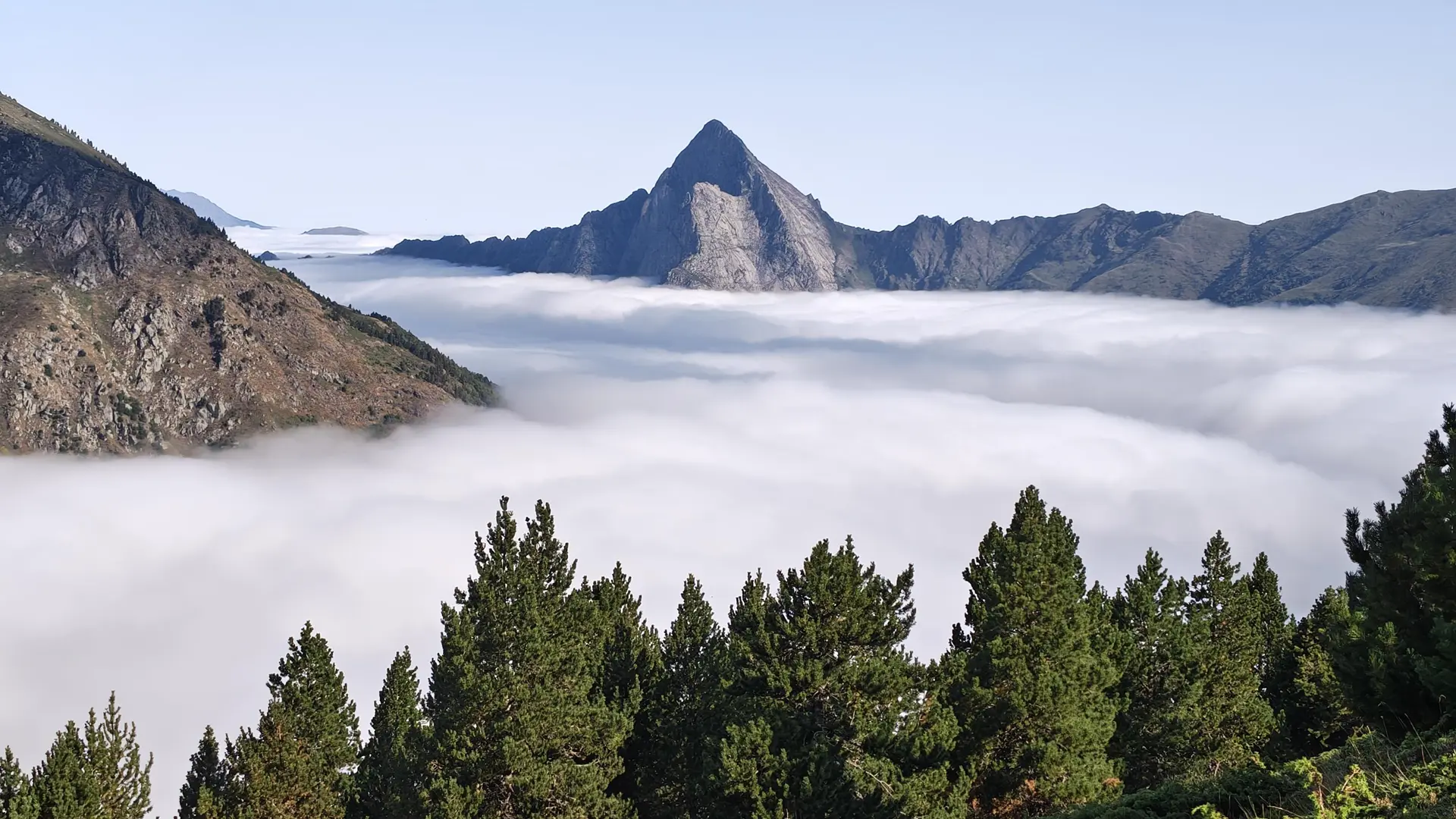Vue sur la Dent d'Orlu avec mer de nuages
