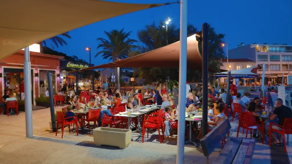 la terrasse sur le port du Brusc