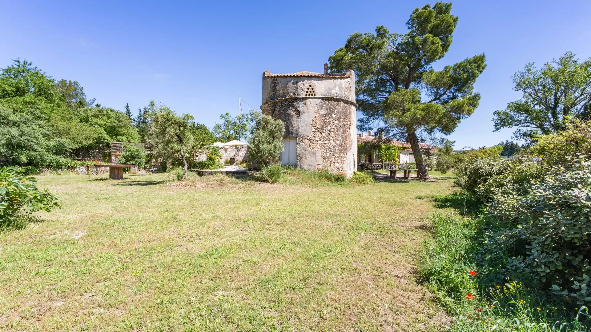 Chez Tata Simone_Mouriès_jardin