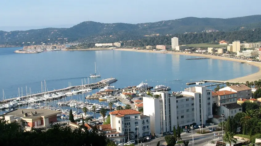 Vue panoramique sur la mer et les îles à partir de l'appartement