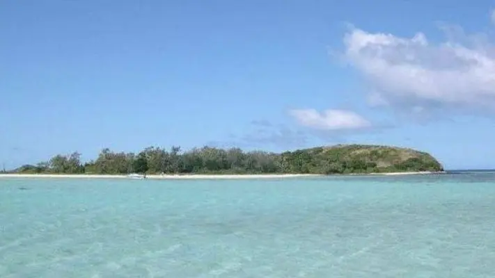 Partez à la découverte de l'îlot Petit Charron visible depuis la Corniche