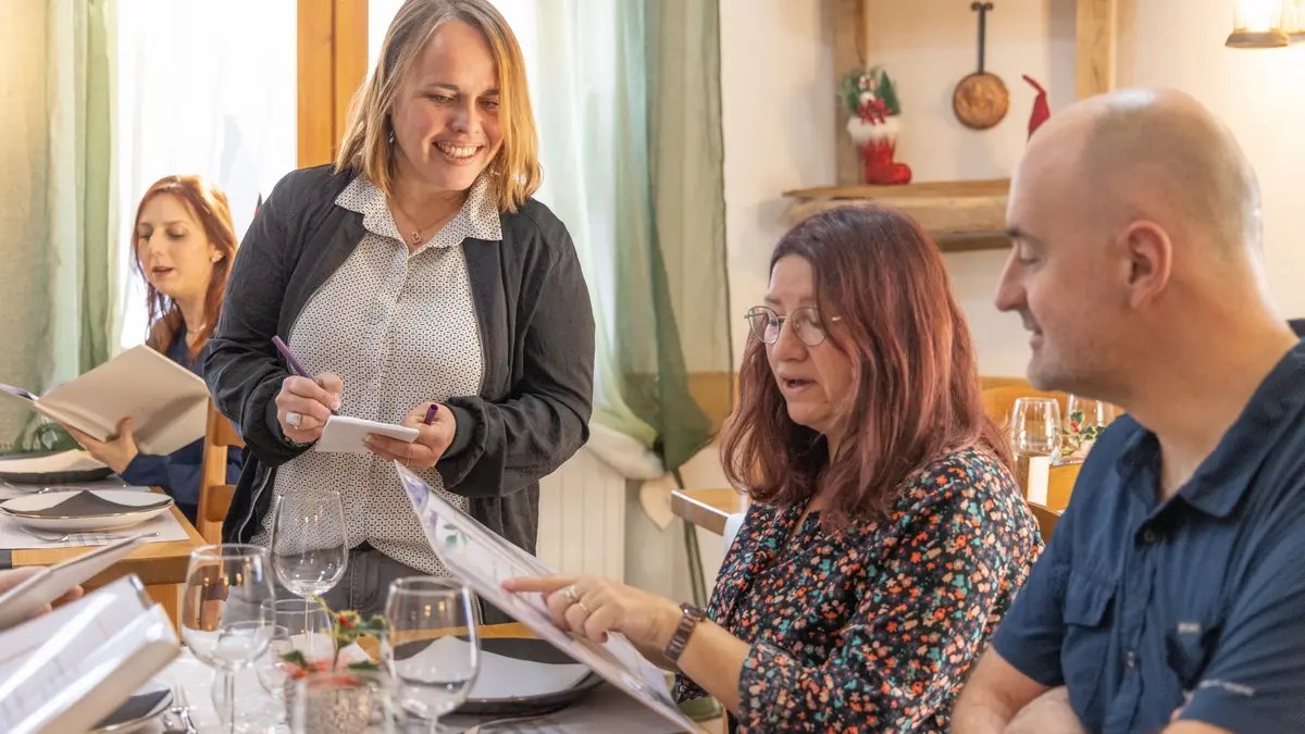 A table dans le restaurtant de l'auberge