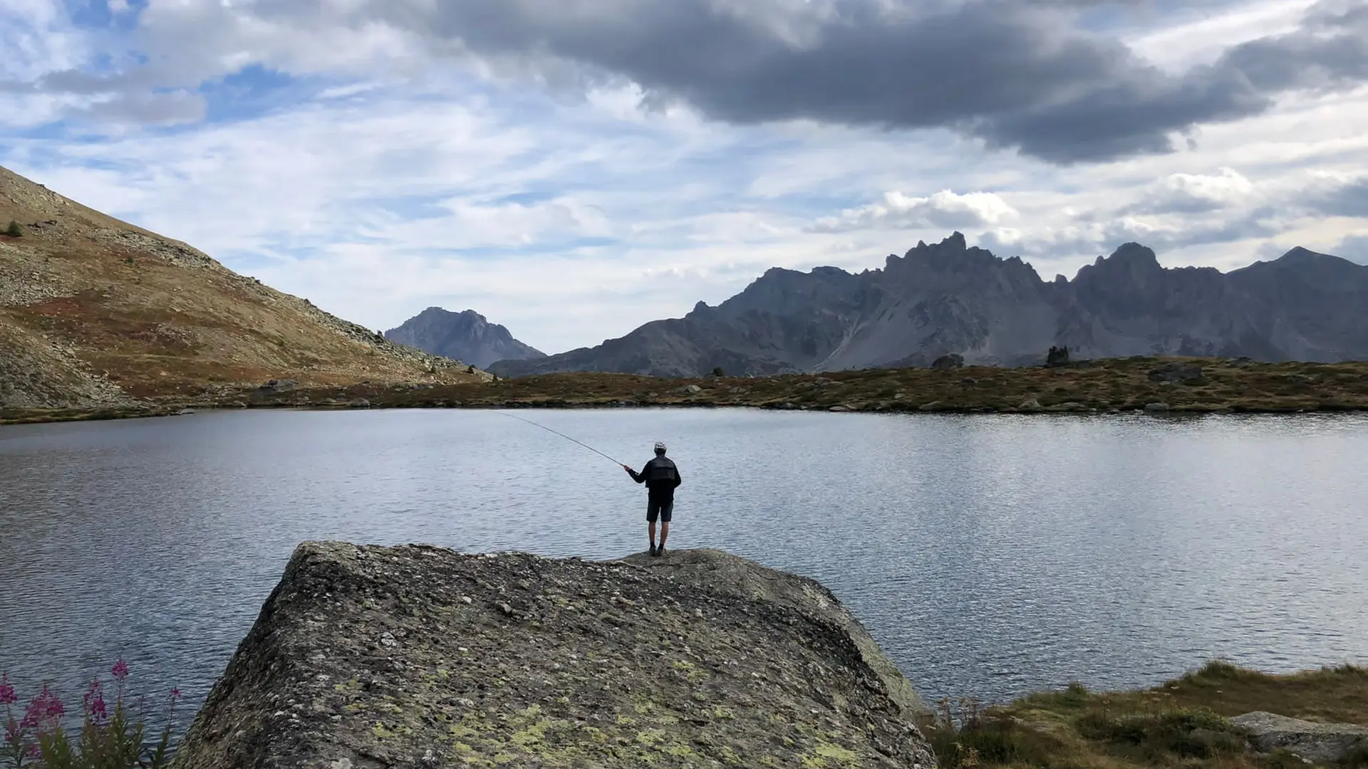 Pêche de la truite en lac de montagne