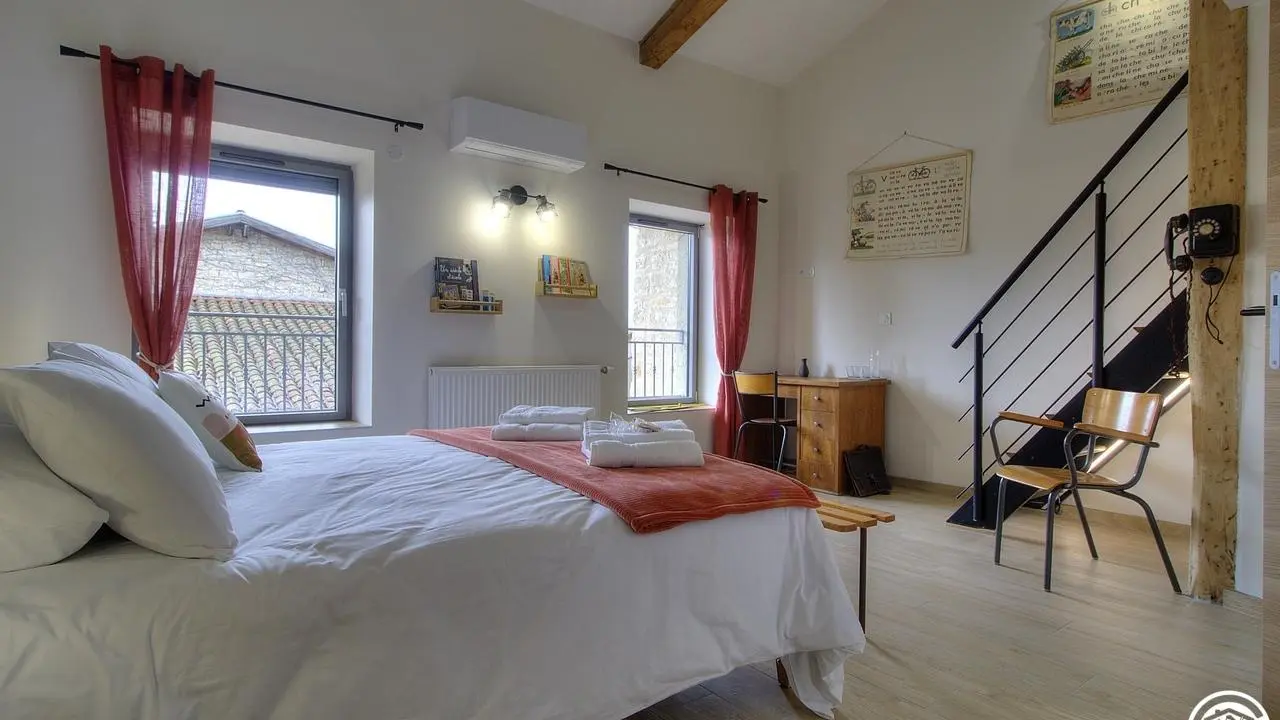 Lit 2 places 160x200, et à l'étage, 2 lits de 90X200