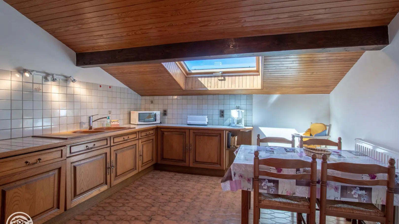 Cuisine toute équipée.