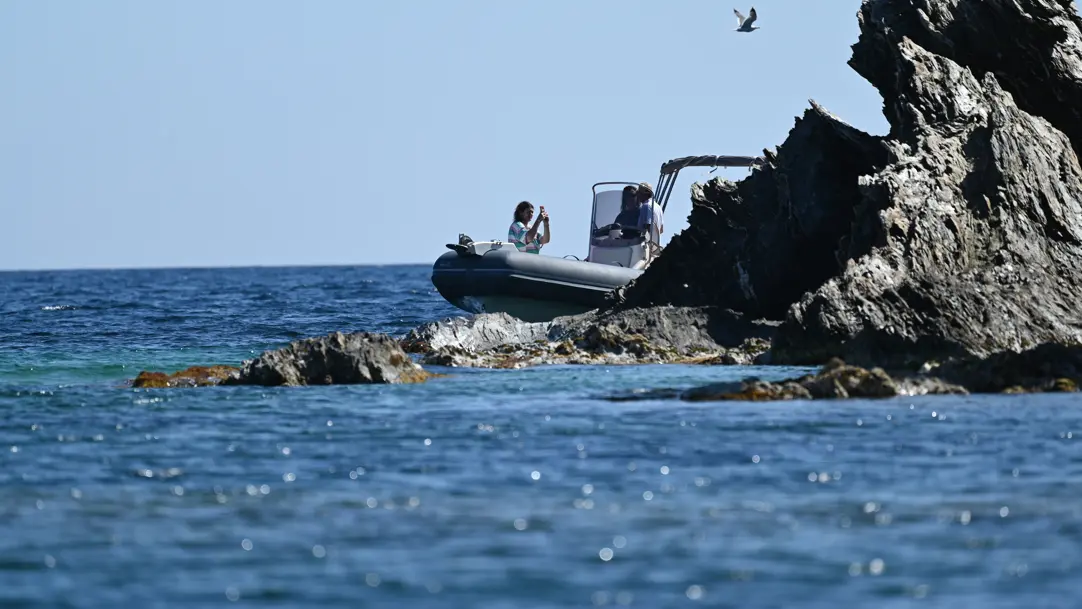 Le semi-rigide approche au plus près la côte sauvage