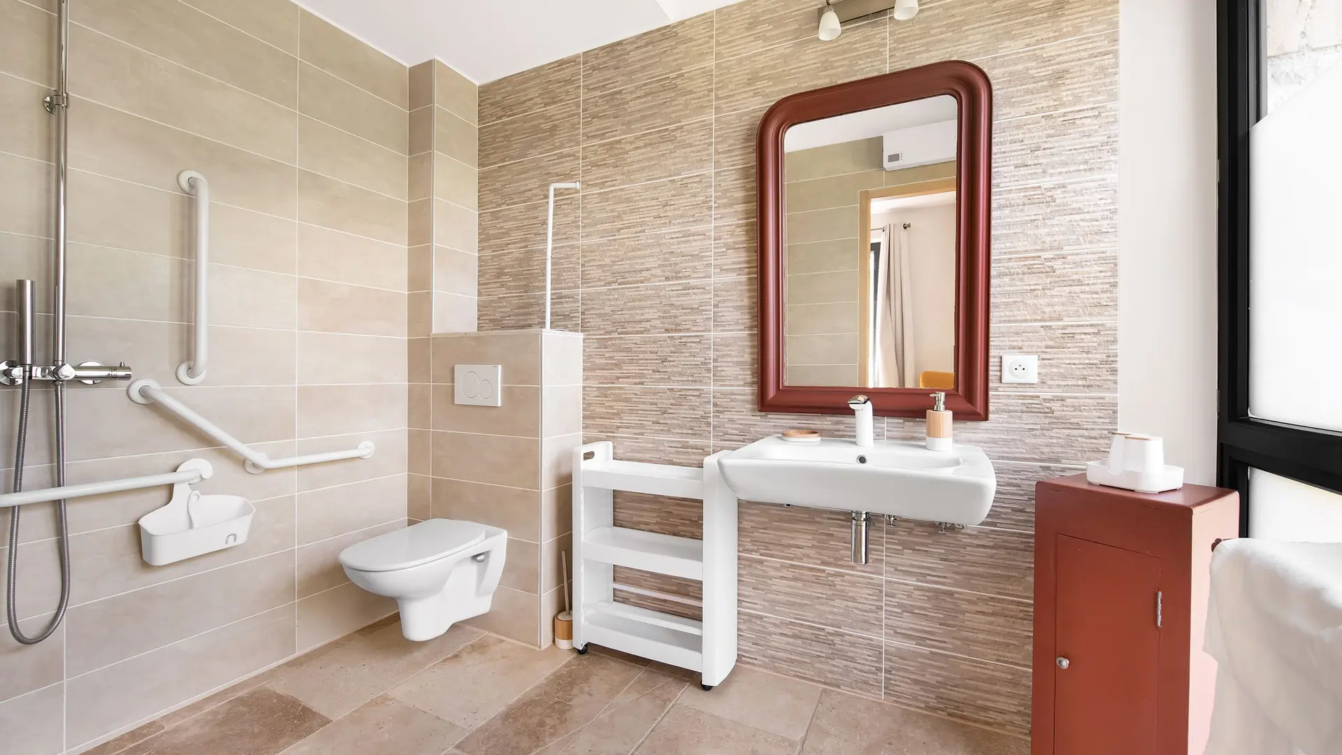 Une des 2 salles d'eau complètement accessibles aux PMR à LOU PAPAGAI