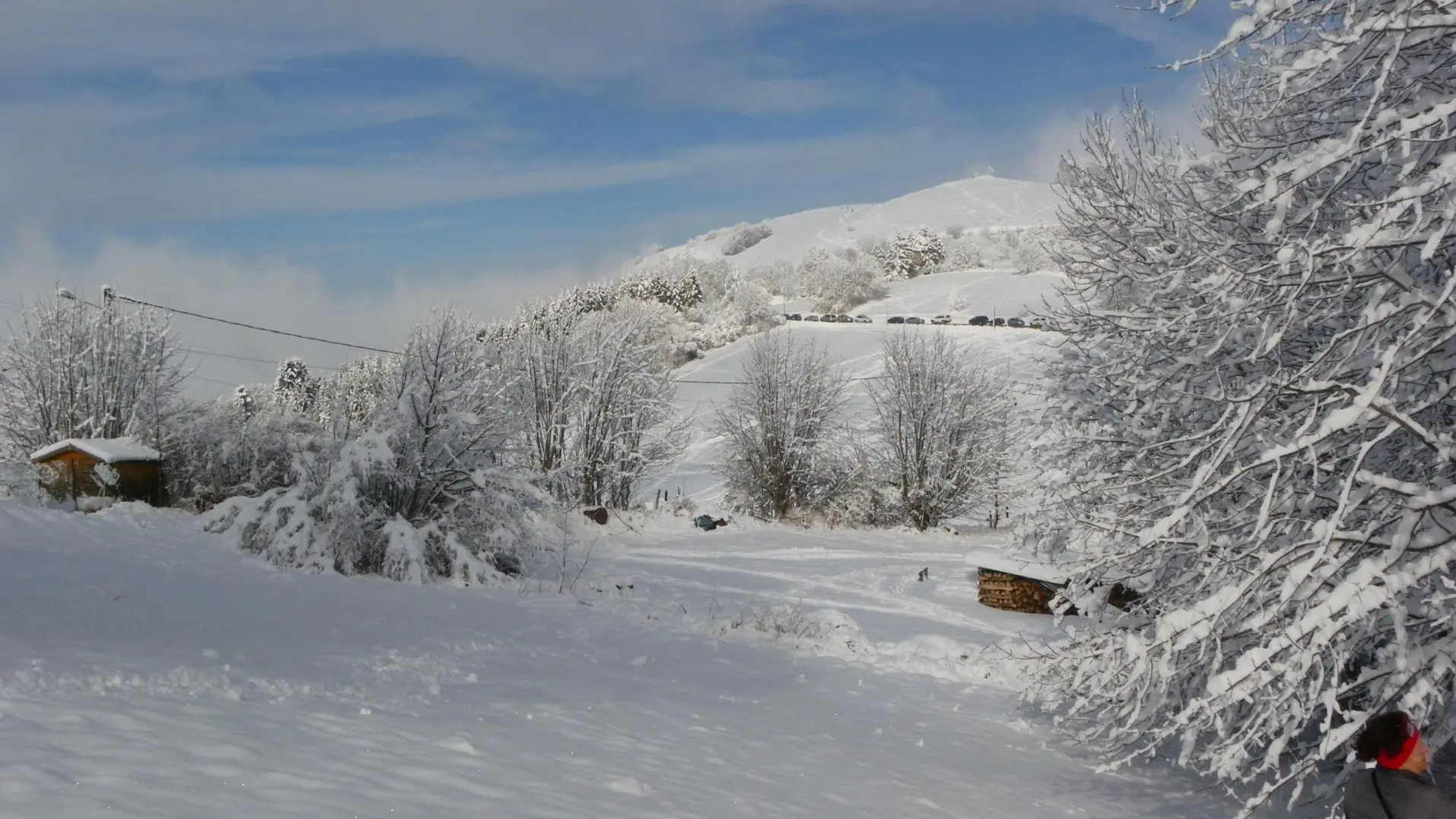 Au loin la piste de luge pour les enfants