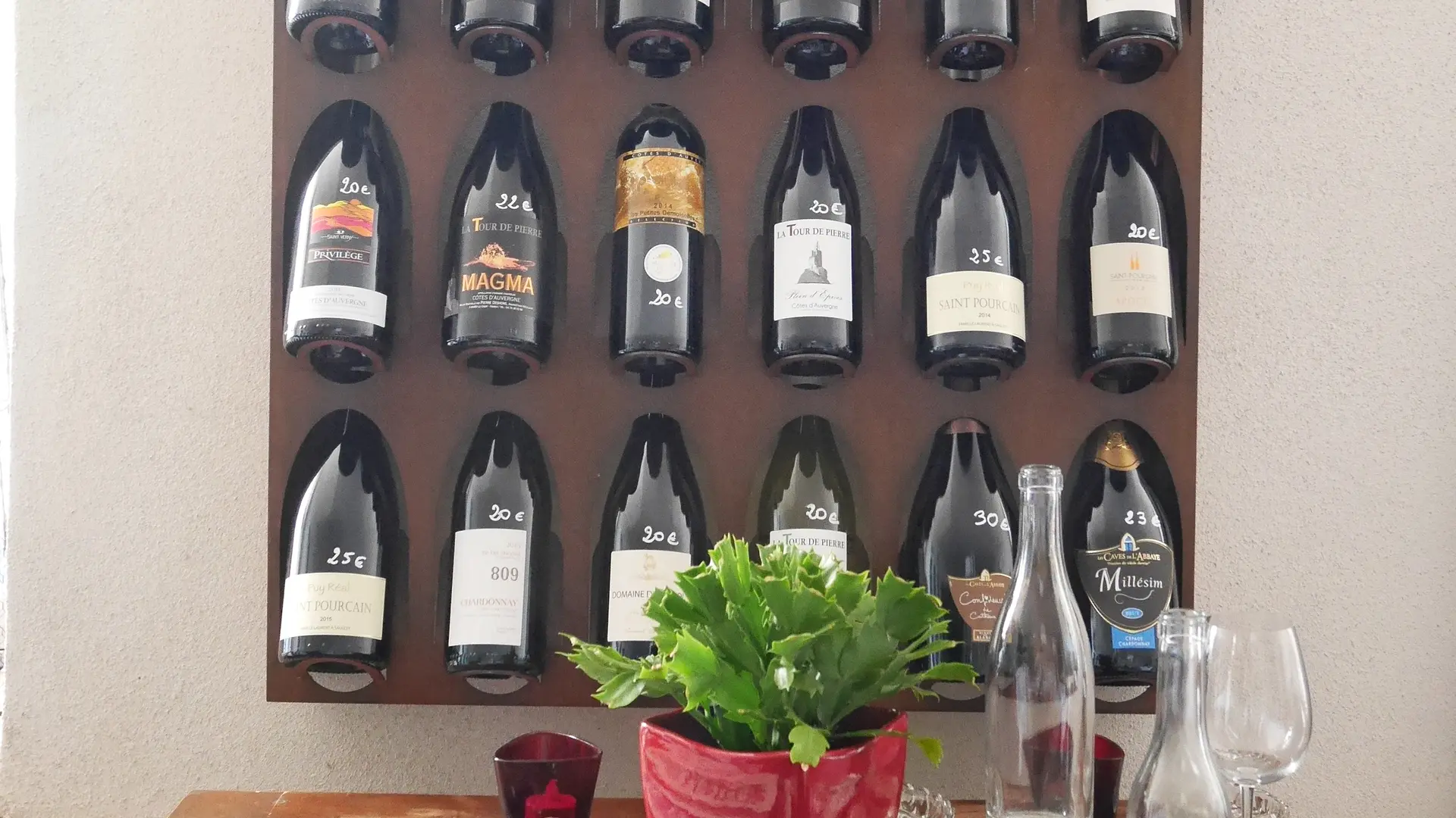 L'Auvergne terre d'oenotourisme (visite de cave, taille dans les vignes, randonnées vigneronnes). Terroirs variés et viticulteurs passionnés nous offre une large gamme de saveurs