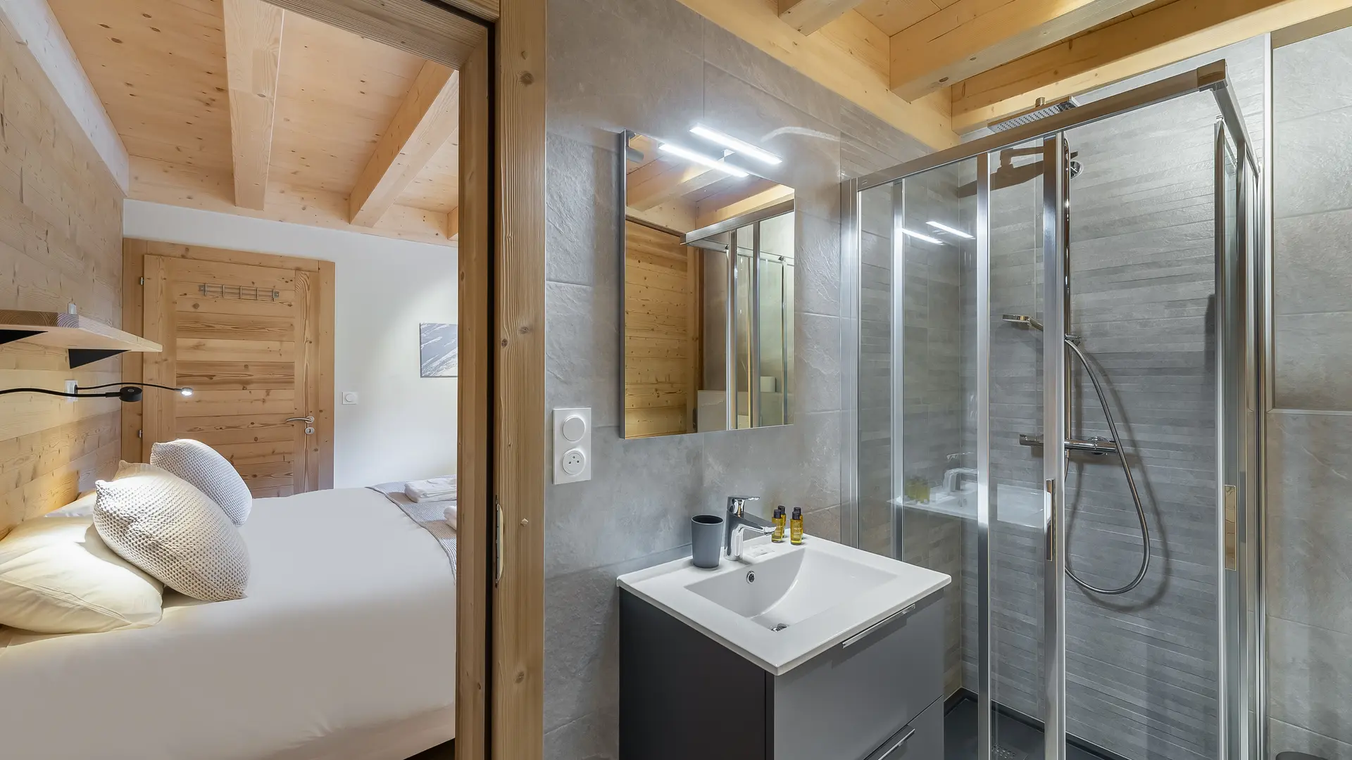 Salle bains avec douche, vasque et son meuble