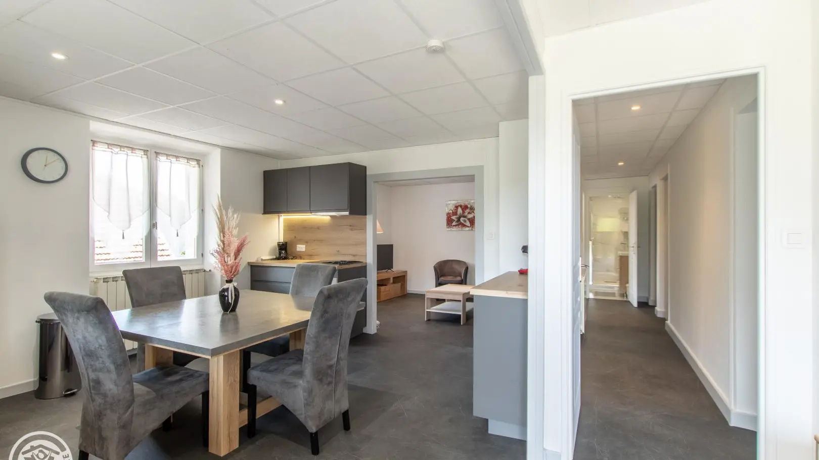 Sas d'entrée avec accès cuisine/séjour ou directement chambres/salle d'eau