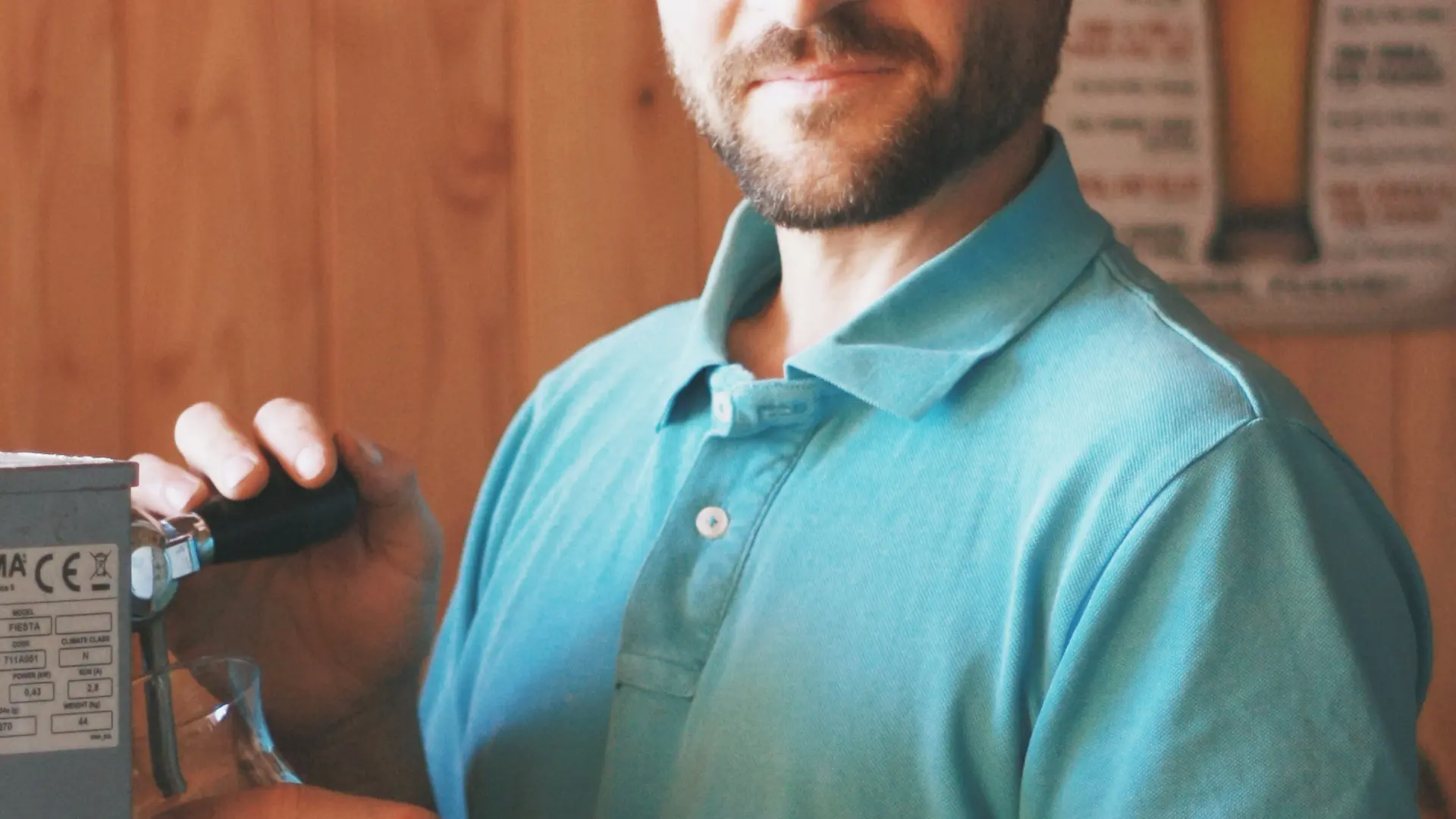 Le brasseur sert un demi..