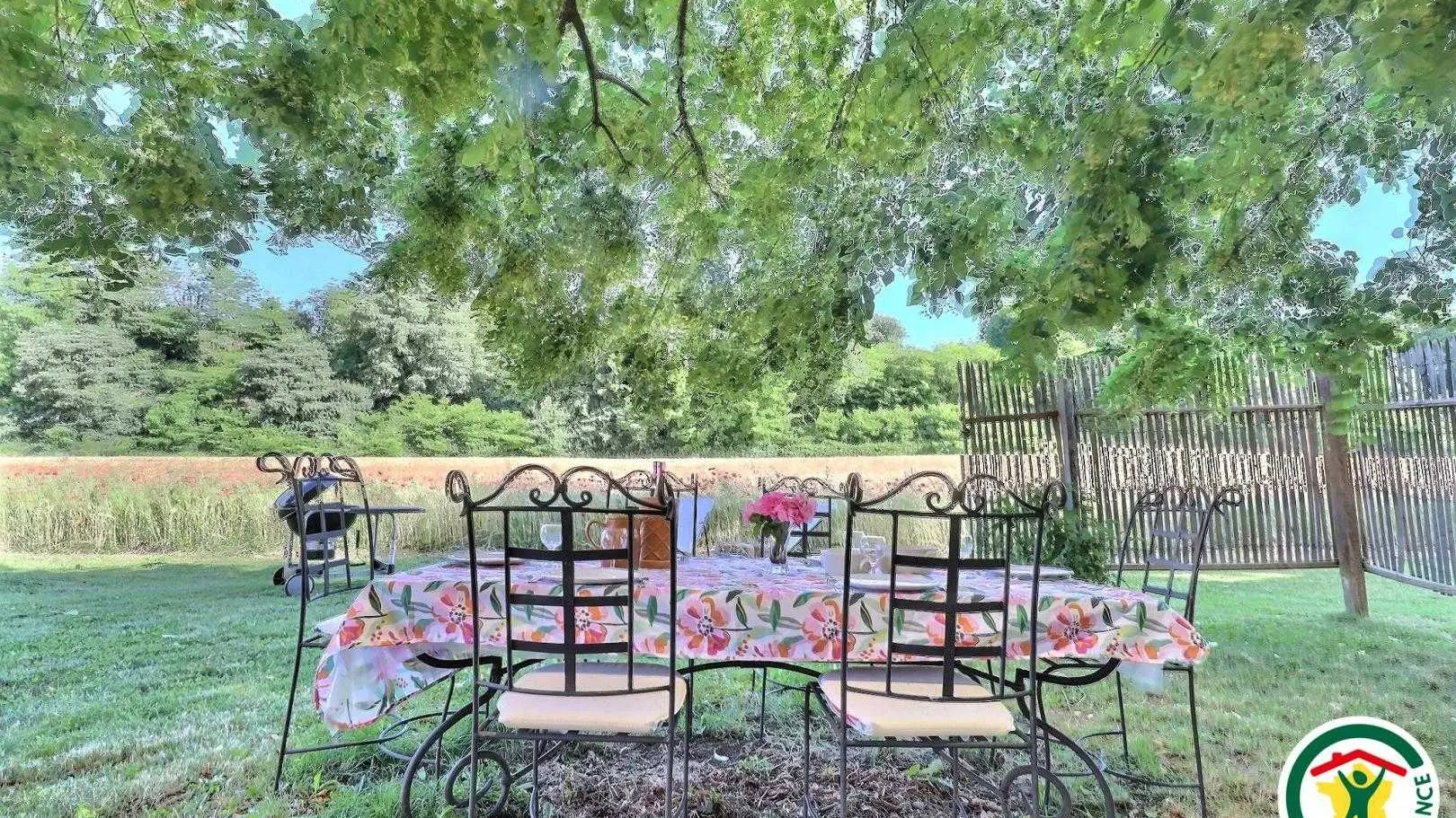 Le salon de jardin à l'ombre du tilleul