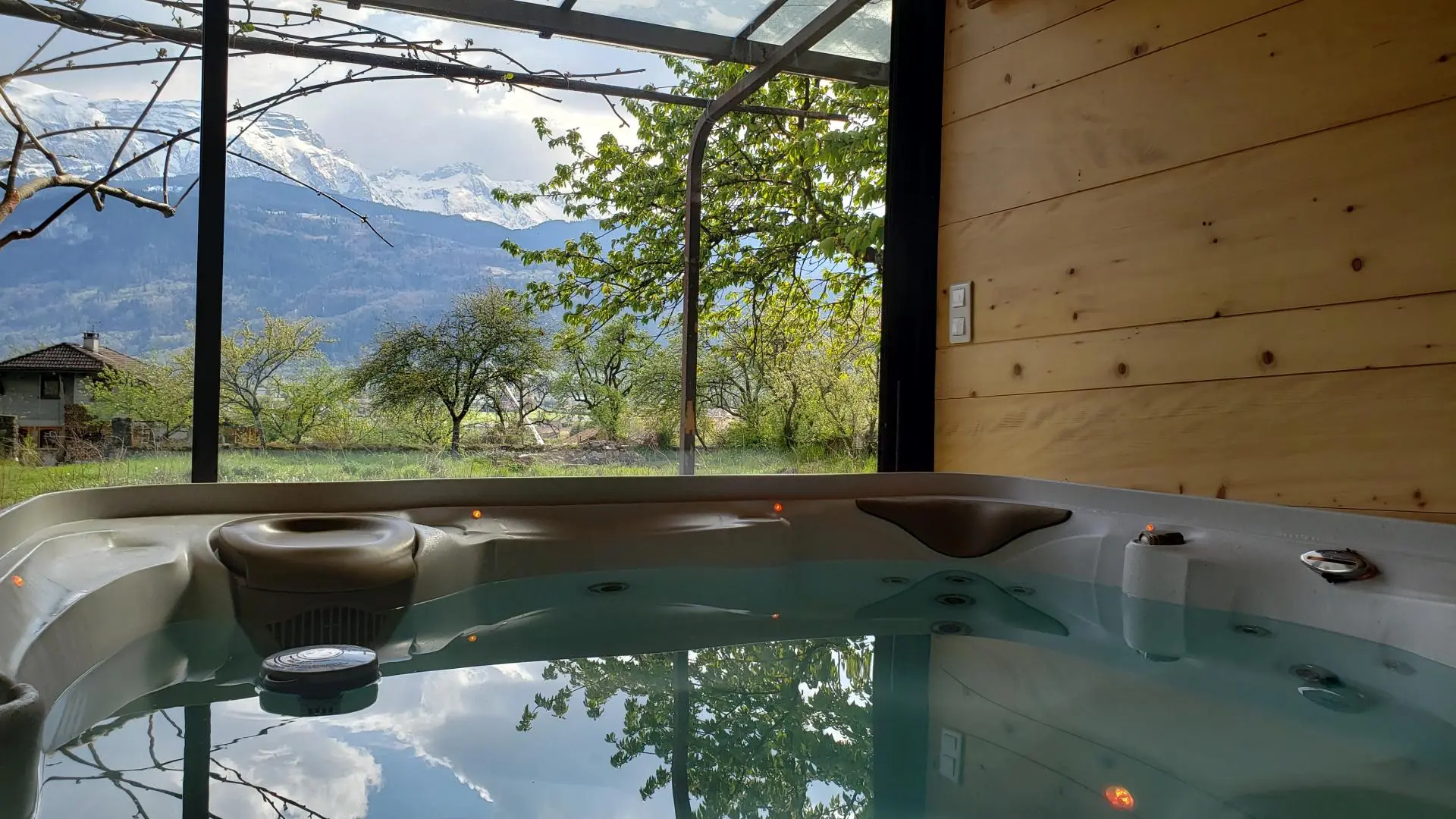 Le spa, vue jardin et montagnes