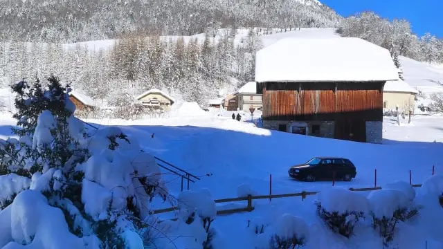 Vue depuis l'appartement sur les montagnes enneigées
