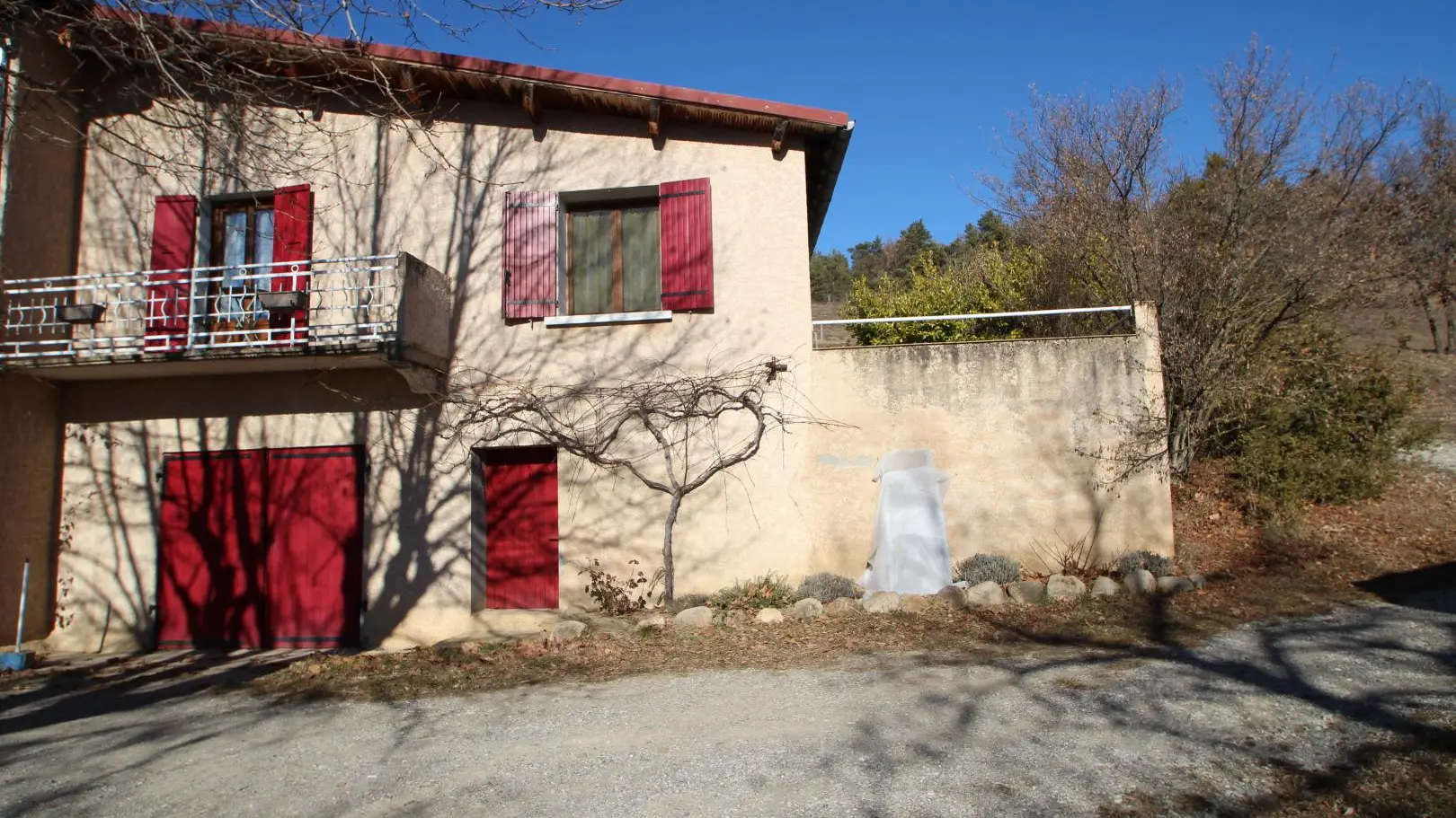 Le « gîte de Tourrès » est mitoyen de l'habitation du propriétaire et dispose d'une entrée indépendante