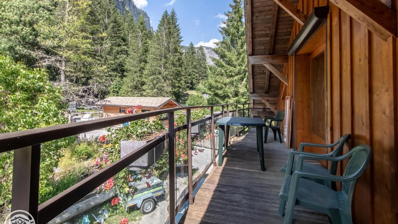 Balcon avec vue sur rivière, pisciculture, ardoisière et montagnes